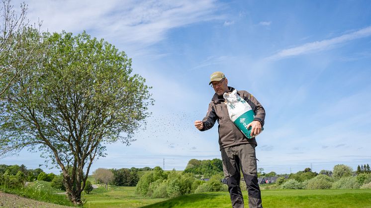 Course Manager, Johnny Kristensen sår græs