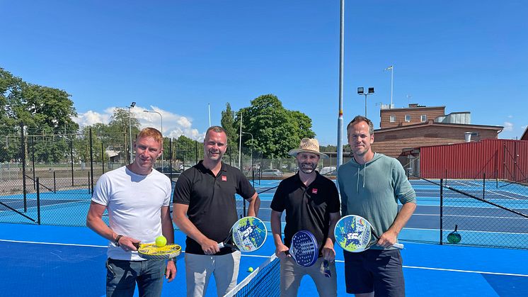 Här på den nya poptennisbanan med några av killarna bakom projektet: Tennislegenden Magnus Norman och hockeylegenden Jörgen Jönsson som möter Bergo Flooring’s Peder Ståhl och Emil Lindén.