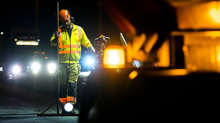 Svevia lägger ny asfalt på flera vägsträckor i Stockholm. Arbetet sker i huvudsak nattetid. Foto: Markus Marcetic