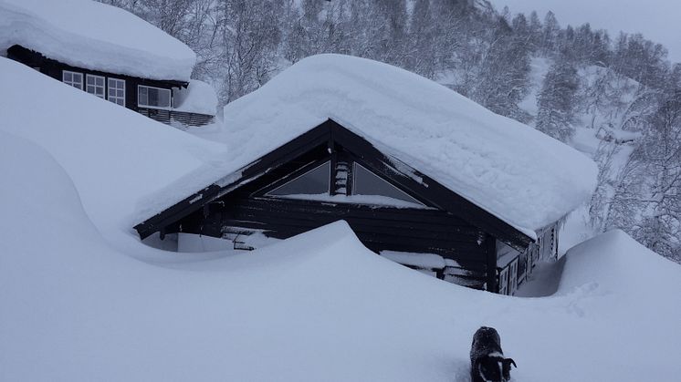 Mye snø på hyttetak