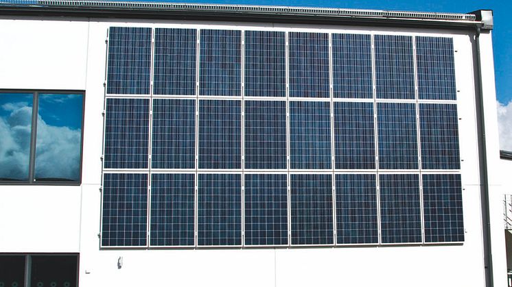 Lokalförvaltning har antagit ett solenergiprogram som innebär att sätta solceller på alla nybyggnationstak. Foto: Lokalförvaltningen