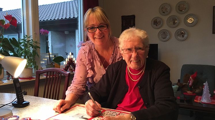 Majken Dahlberg i Löberöd är en av alla nöjda brukare som får hjälp av hemvården i Eslöv. På bilden tillsammans med Camilla Hurtig, undersköterska inom hemvården.