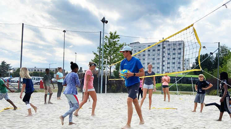 Mange fikk prøve seg på sandvolleyball for første gang på camp med Norges beste spillere i Fossumparken