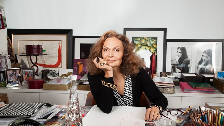 Diane von Furstenberg är första kvinnliga designern för Evians Limited Edition 