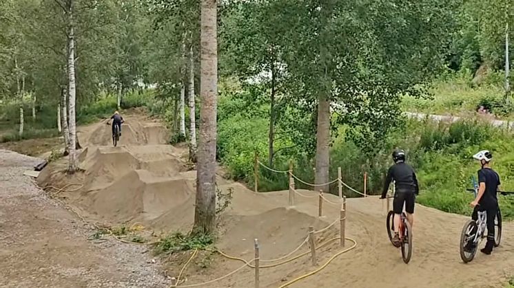 Cykelattraktion under uppbygnad, men redan nu är två hopplinjer öppna hälsar Järvsö Bergscykelklubb.