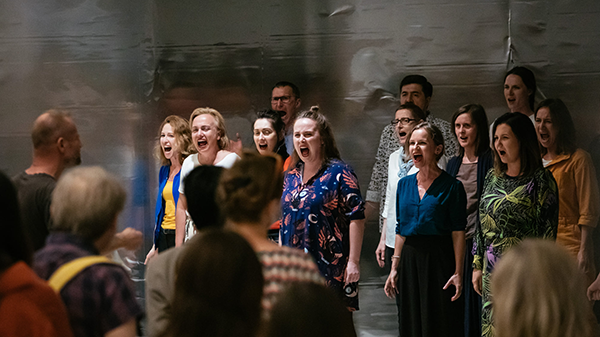 Det polske museet for polske jøders historie har arrangert «pop up»-kor, der publikum kan melde seg på og synge sin reaksjon på museets fortellinger. (Foto: POLIN)