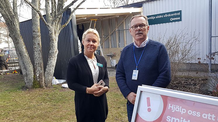 Verksamhetschef Catarina Pommer och klinikchef Jan Bergman vid den byggnad för yttre triagering som nu färdigställs vid Norrtälje sjukhus.