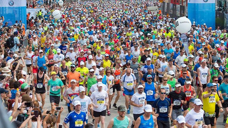 Starten vid ASICS Stockholm Marathon 2018, med 20 000 anmälda deltagare.