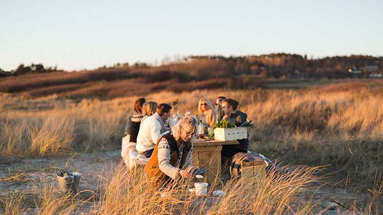  Bordet som står på Ugglarps strand är bokningsbart varje fredag hela sommaren. Lisa Lemke står för recepten och kan också bokas som privat kock.