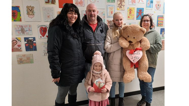 fast die gesamte Familie, bestehend aus Susanne Büchner und Tobias Pönert mit den Mädchen Holly und Emmy, die schöne Spende an Kerstin Stadler von Bärenherz