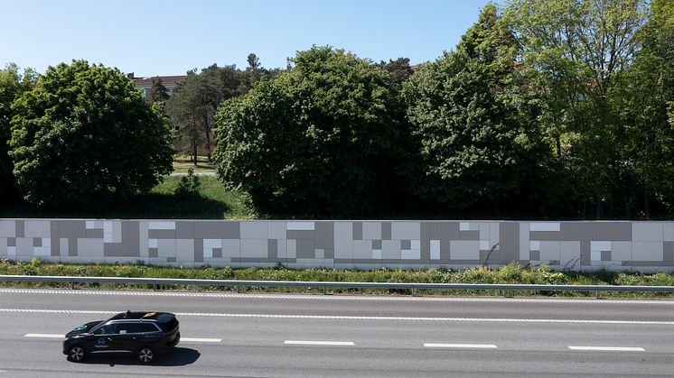 Variationen i återvunnet material kan göras till en fördel i bullerplank med hjälp av design