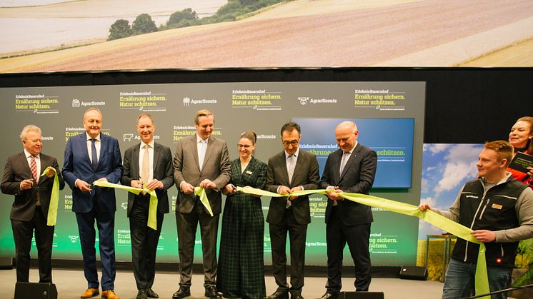 Zum Start der Grünen Woche eröffnen den ErlebnisBauernhof (v.l.n.r.): Janusz Wojciechowski, Joachim Rukwied, Mario Tobias, Christian von Boetticher, Lea Fließ, Cem Özdemir, Kai Wegner.