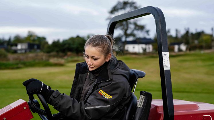 17-årige Laura er HimmerLands nye Greenkeeper-elev: ”Der er masser af frisk luft […] og så er maskinerne heller ikke til at klage over”