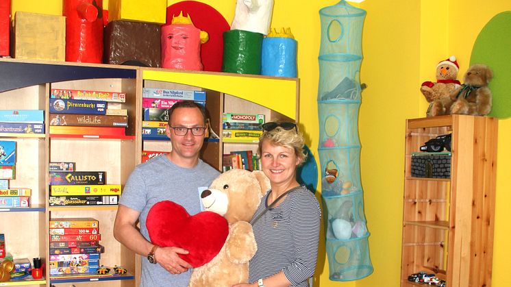 Das Ehepaar Kraft während der Spendenübergabe im Kinderhospiz Bärenherz