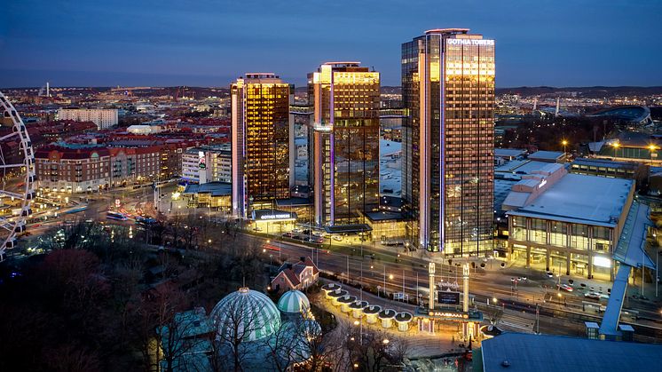 På den östra mässhallens tak kommer 374 solcellsmoduler att monteras på en yta av 965 kvadratmeter (till höger i bild). Bild: Svenska Mässan Gothia Towers.