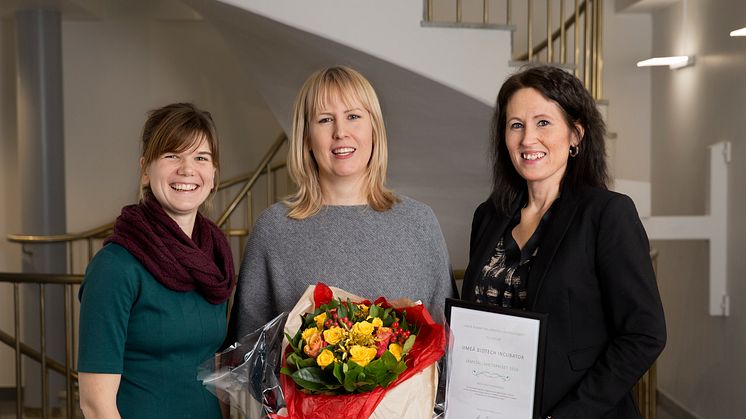 Emma Vigren (S), ordförande jämställdhetsutskottet, tillsammans med Jennie Ekbeck, VD på Umeå Biotech Incubator och Sofia Mayans, VD på Inficure Bio, ett av företagen hos inkubatorn. Foto: Malin Grönborg