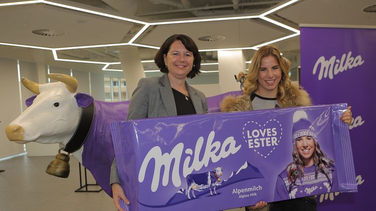 Generální ředitelka společnosti Mondelez v České republice, na Slovensku a Maďarsku Ivana Tůmová darovala Ester Ledecké obří čokoládu Milka. 