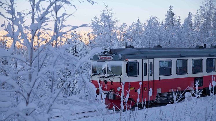 Inlandsbanans motorvagn vid polcirkeln