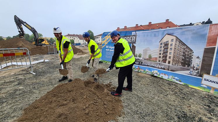 Anders Silverberg, projektchef Skanska, Patrik Jogby, projektledare ABK och Henrik Strand, vd ABK tar första spadtaget.