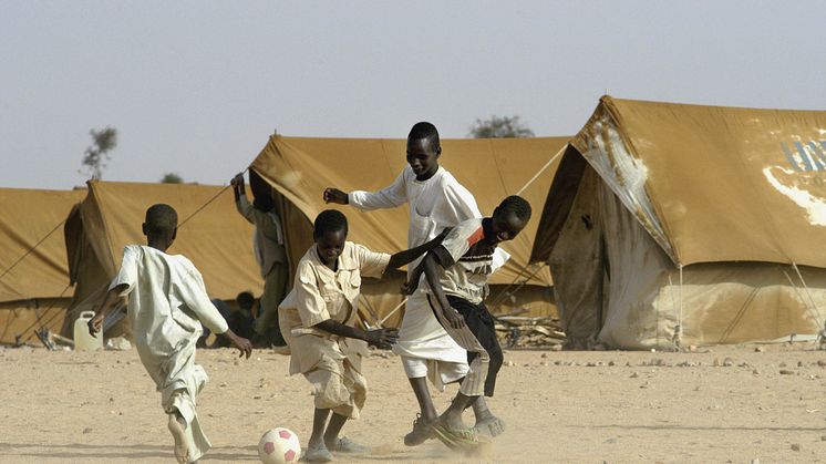 Barn i Tchad spelar fotboll med en boll från UNICEF