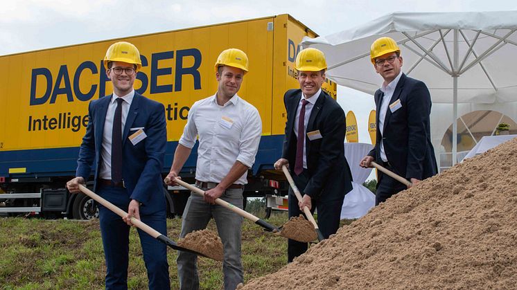 Jan-Ferdinand Lühmann, Speditionsleiter‎ EL DACHSER Neumünster, Paul Bartram, Bartram Bau-Systeme, Alexander Tonn, Managing Director EL Germany bei DACHSER, und Dr. Olaf Tauras, Oberbürgermeister der Stadt Neumünster