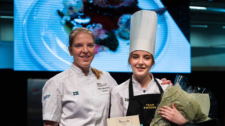 Isabella Winkler, t.h., vinnare av Bocuse d'Or Sweden commis award 2022. Tillsammans med Thilda Mårtensson, tidigare vinnare och commis i Team Sweden.