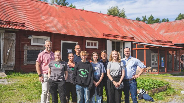 Thomas Imeryd (KD), Mira Blomgren (ordf Färsna 4H), Terese Jading (verksamhetschef Färsna 4H), Roland Brodin (M), Atlas Bäck (4H), Eeris Wermhöner (4H), Robert Beronius (L), Andrea Kronvall (SD) och Jacob Heitmann (SD) på Färsna gård.