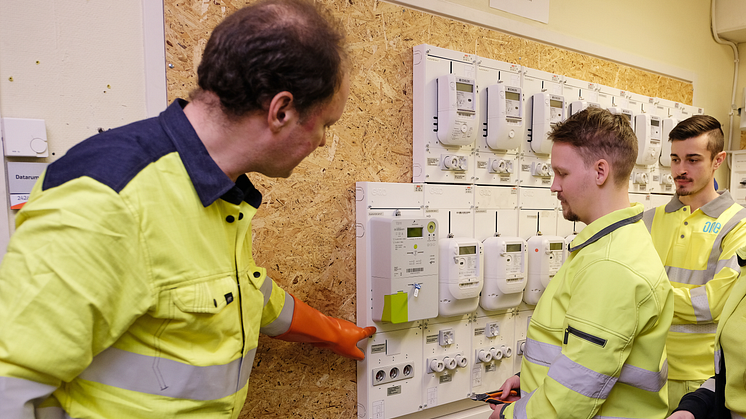 ONE Nordic har utbildat och engagerat totalt ca 200 elmätarmontörer. Många av de elmätarmontörer vi har engagerat har via denna tjänst fått sitt första jobb och på så sätt fått in en fot på arbetsmarknaden och i energibranschen.