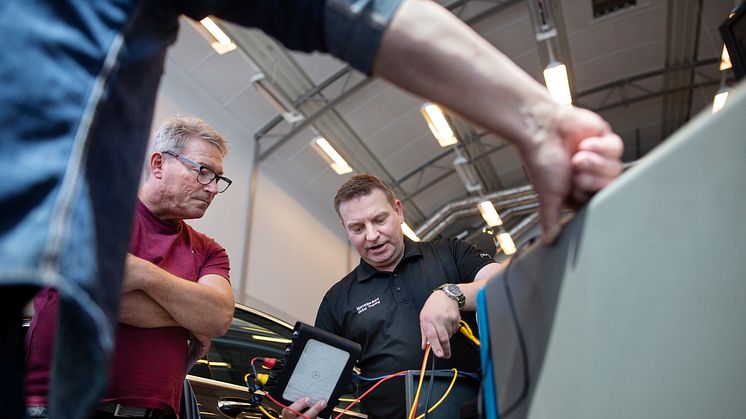 Mercedes-Benz utbildar gymnasielärare i elbilsteknik