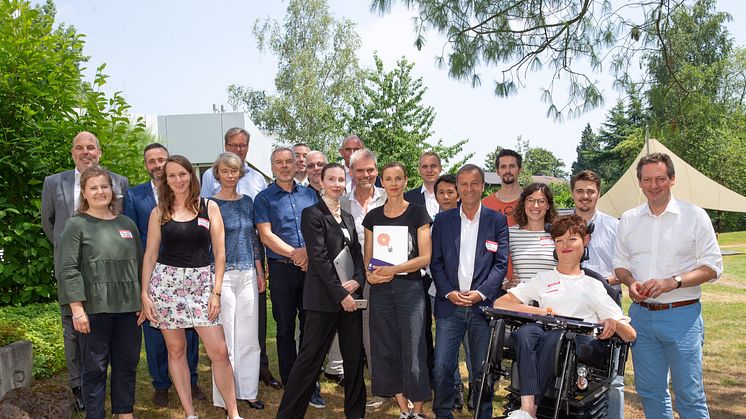 Gründer, Verantwortliche und Unterstützer des Social Impact Lab Bonn bei der Eröffnung des ersten inklusiven Gründerzentrums in der Metropolregion Rhein-Ruhr mit Dr. Eckart von Hirschhausen. 