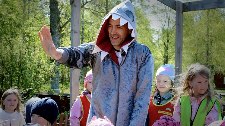 Alla föreskolebarn och deras vuxna  i Umeå kommun är välkomna till Sagofesten 2 juni på Gammlia. 