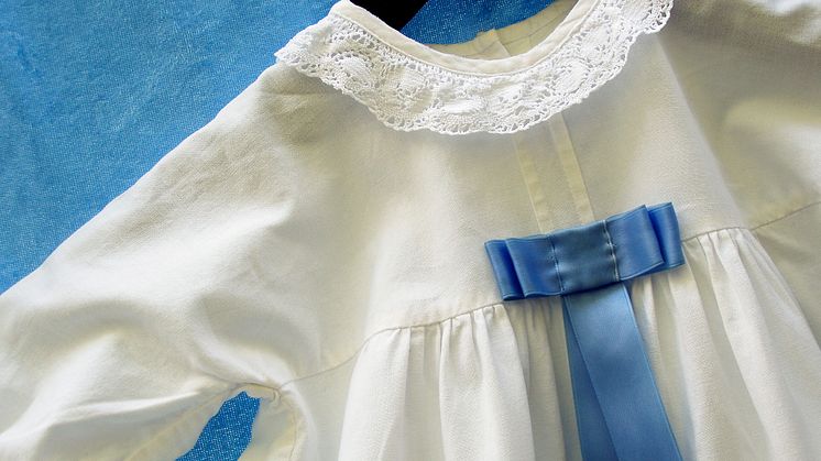 Dopklänning för de minsta finns att låna. Foto: Svenska kyrkan