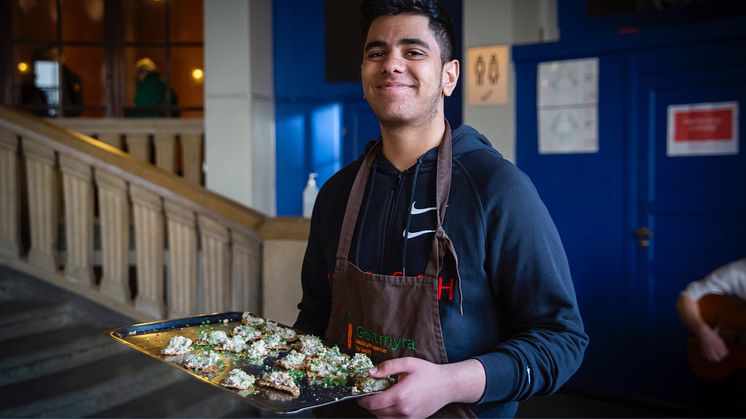 Hamza byr på hjemmelagde knekkebrød med hjemmelaget kaviar av skreirogn. 