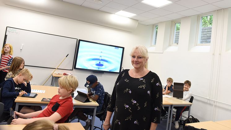 Head of School Jette Bonde Mikkelsen in one of the school’s classrooms together with lively, happy children.