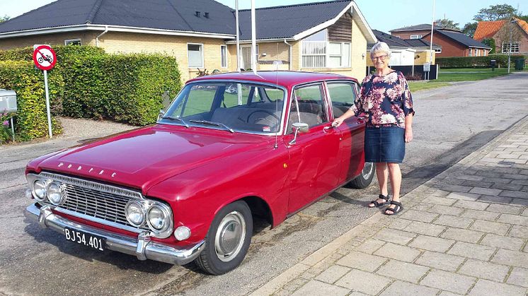 Ford Classic Club-medlem Vibeke Bundgård med sin Ford Zodiac Mk. 3.