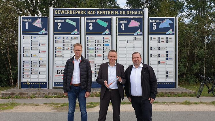 Gewerbepark Bad Bentheim: Gildehaus wird mit Glasfaser ausgebaut. v.l. Jens Wolters (Geschäftsführer GGB), Bürgermeister Dr. Volker Pannen, Thomas Plümacher (Geschäftskundenberater Deutsche Glasfaser)
