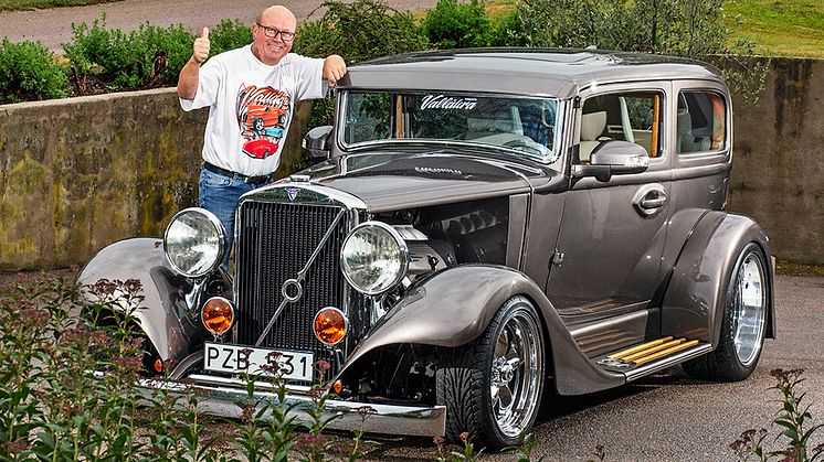 Hemmasonen Bertil Wilhelmsson premiärvisar sin Volvo från 1934 som nyligen var med i finalen ” Sveriges snyggaste Bil”. FOTO: MATTIAS LARSSON/BILSPORT