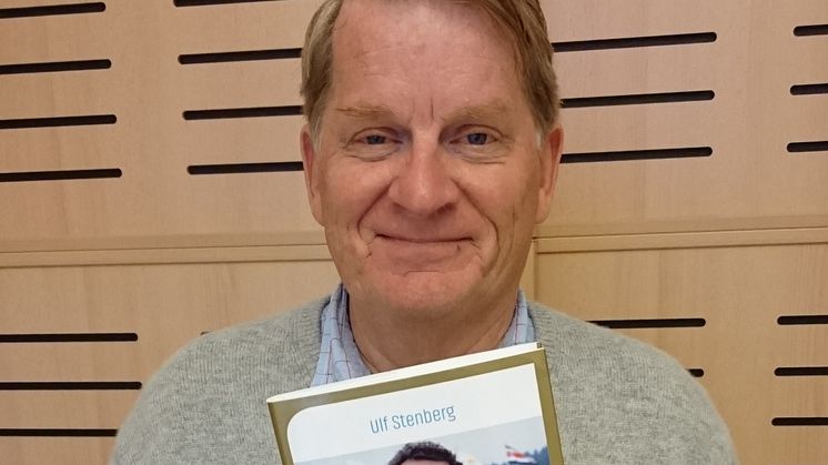 Ulf Stenberg med sin bok Ingemar Stenmark - mer än bara åk (Ekerlids Förlag)