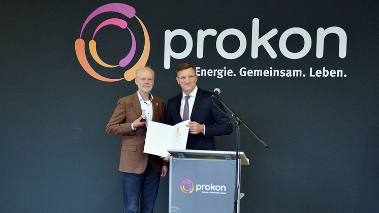 Peter Götz, Vorstand des Genossenschaftsverbands - Verband der Regionen (rechts), zeichnet Andreas Neukirch für sein Engagement für das Genossenschaftswesen mit der Goldenen Ehrennadel des Genossenschaftsverbandes aus. (Foto: Anne Dohmann/Prokon)