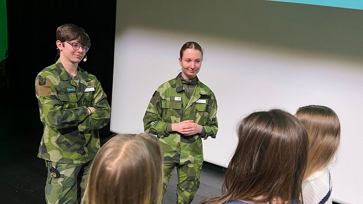 Försvarsmaktens skolinformatörer Anton Munsin och Nova Nordström berättade om bland annat värnplikt och totalförsvar för niorna på Sjöängsskolan.