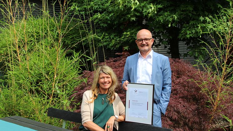 Nicole Wöhler und Andreas Speith freuen sich über das Zertifikat mit Prädikat vom "audit berufundfamilie".