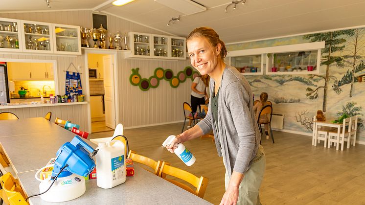 TRYGGHET PÅ JOBB: Barnehagestyrer Synne sørger for en trygg barnehage med godt smittevern og renhold.