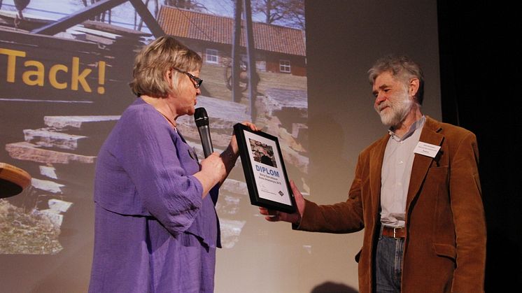 Li Teske, Ordförande i Arbetets museums vänförening, delade ut priset "Årets arbetsmyra" till Börje Samuelsson från Råås Kvarn.