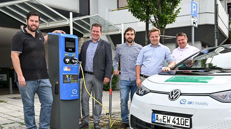 Vöhringen baut gemeinsam mit LEW die Ladeinfrastruktur aus: Lademöglichkeiten wie hier in der Vöhlinstraße ermöglichen komfortables Laden in der Stadt.