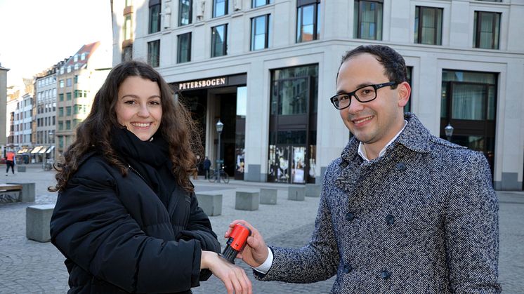 Julia Franke erhält den ersten Stempel von Robin Spanke