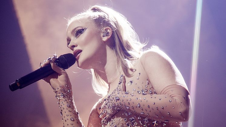 ZARA LARSSON FÖLJER UPP HYLLADE ARENATURNÉN MED EN FESTIVALSOMMAR