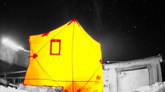 Outside view of the tent where Icelandic scallops were dissected during the polar night. This provisional "lab" kept the scientist relatively warm as outside temperatures reached -13°C. (Photo: Carl Ballantine/Akvaplan-niva).