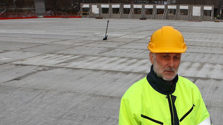 Tommy Johansson står på det nya P-huset i Gekås Ullared