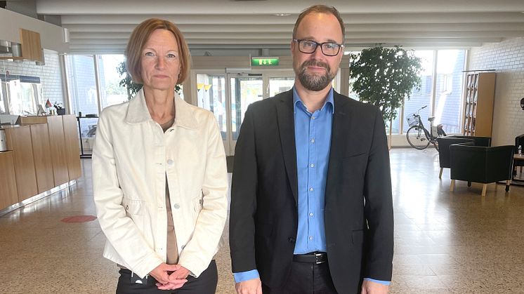 Kia Ronnhed och Tommy Svensson anser att den nya tjänsten ökar öppenheten och insynen i organisationen för invånare och medarbetare.