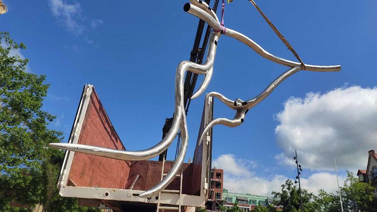 Konstverket Omväg anländer i delar till Stora torg i Eslöv